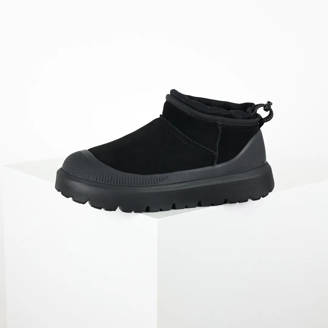 Copy price 💰700 Core recommendation Good price It is a very suitable choice for home furnishings. In recent years, uug has launched a series of styles, which are partial to the preferences of young consumers and have also moved to the forefront of fashion trends. Shoe material: water-repellent coated suede upper, 17mm UGGPURE™ implantable wool insole, lightweight non-slip and comfortable rubber outsole, with brand LOGO and trademark. Comes with a full set of packaging. Size: 35 36 37 38 39 40 41 42 43 44 45